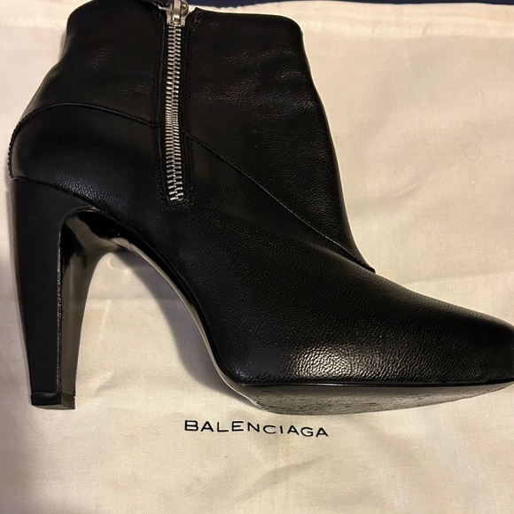Balenciaga short black leather booties with silver zipper facing in. - Picture 5 of 6